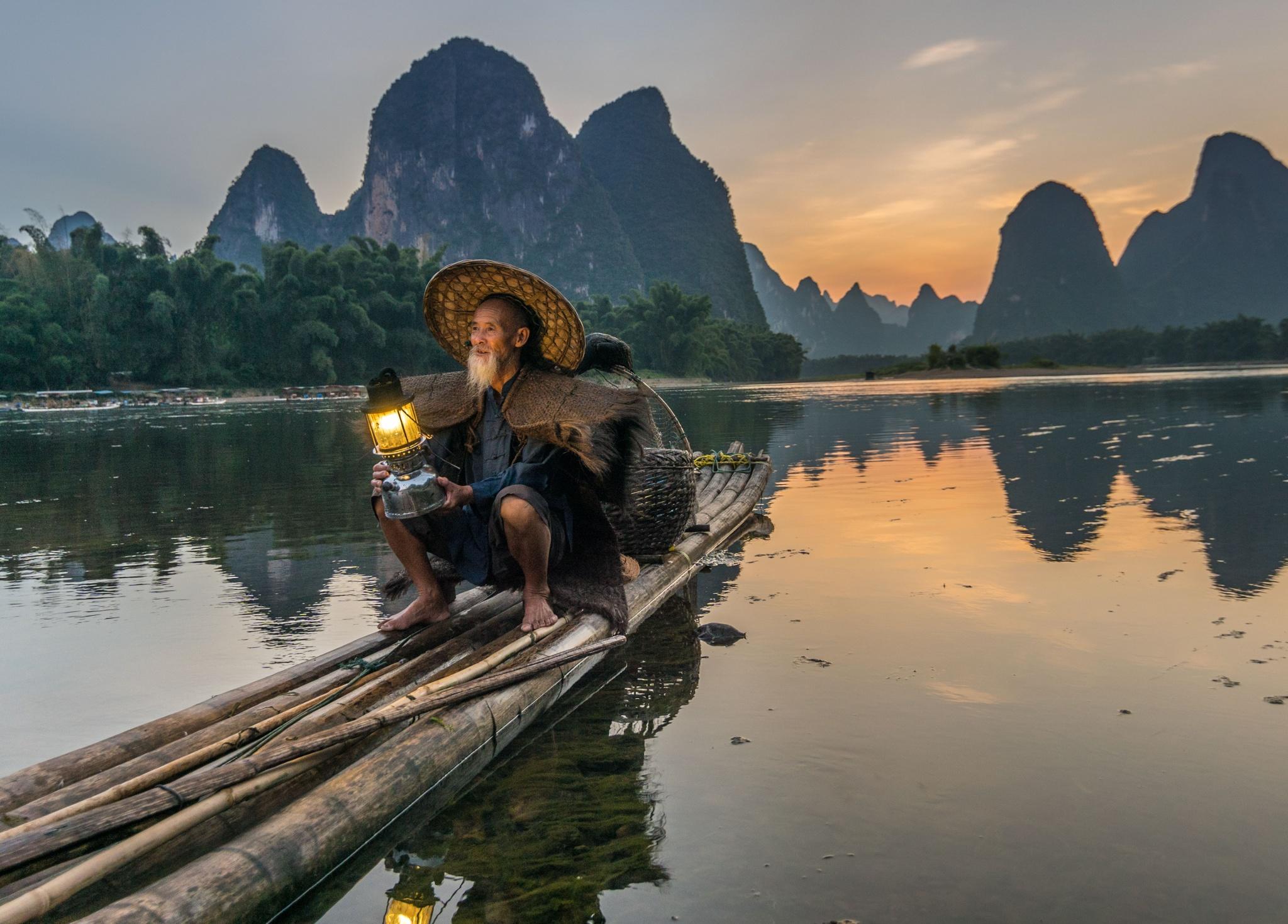 Fisherman at river Li