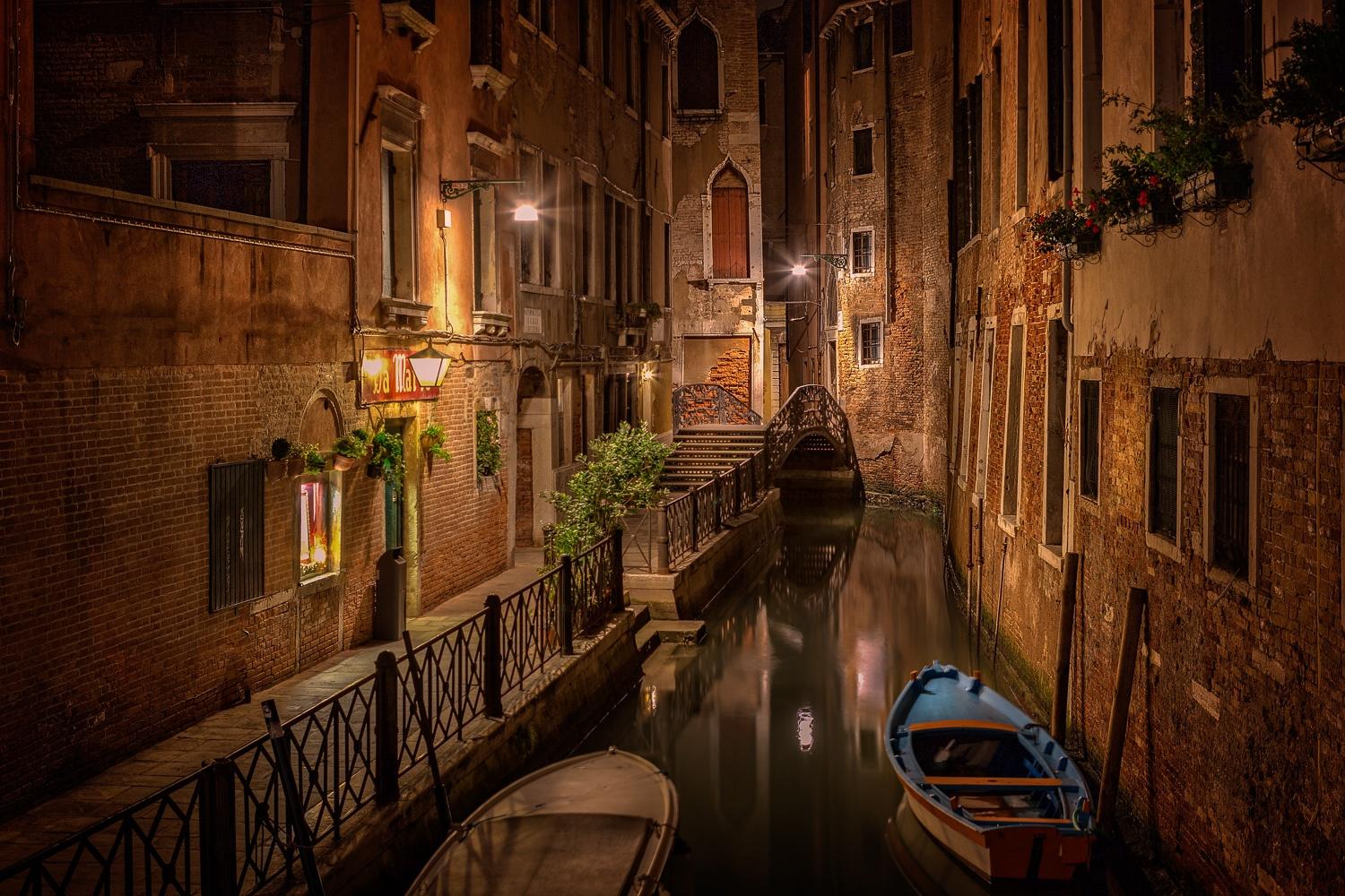 Alley of Venice at night
