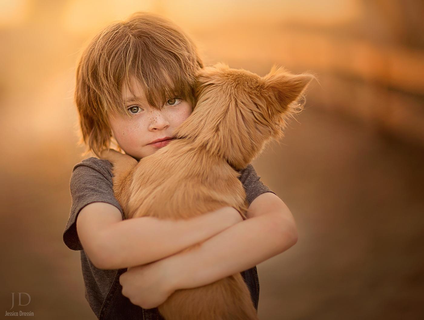Мальчик держит собаку. Мальчик обнимает собаку. Для детей. Животные. Мальчик обнимает кота. Мальчики обнимаются.