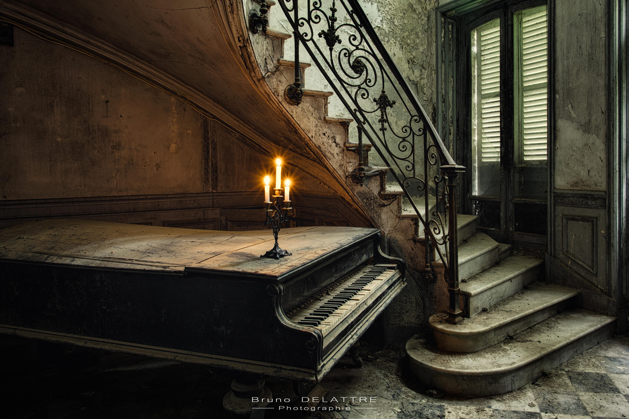 Загадочная комната. Старинная лестница в доме. Старинные лестницы в особняках. Старинные лестницы в замках. Лестница в заброшенном доме.
