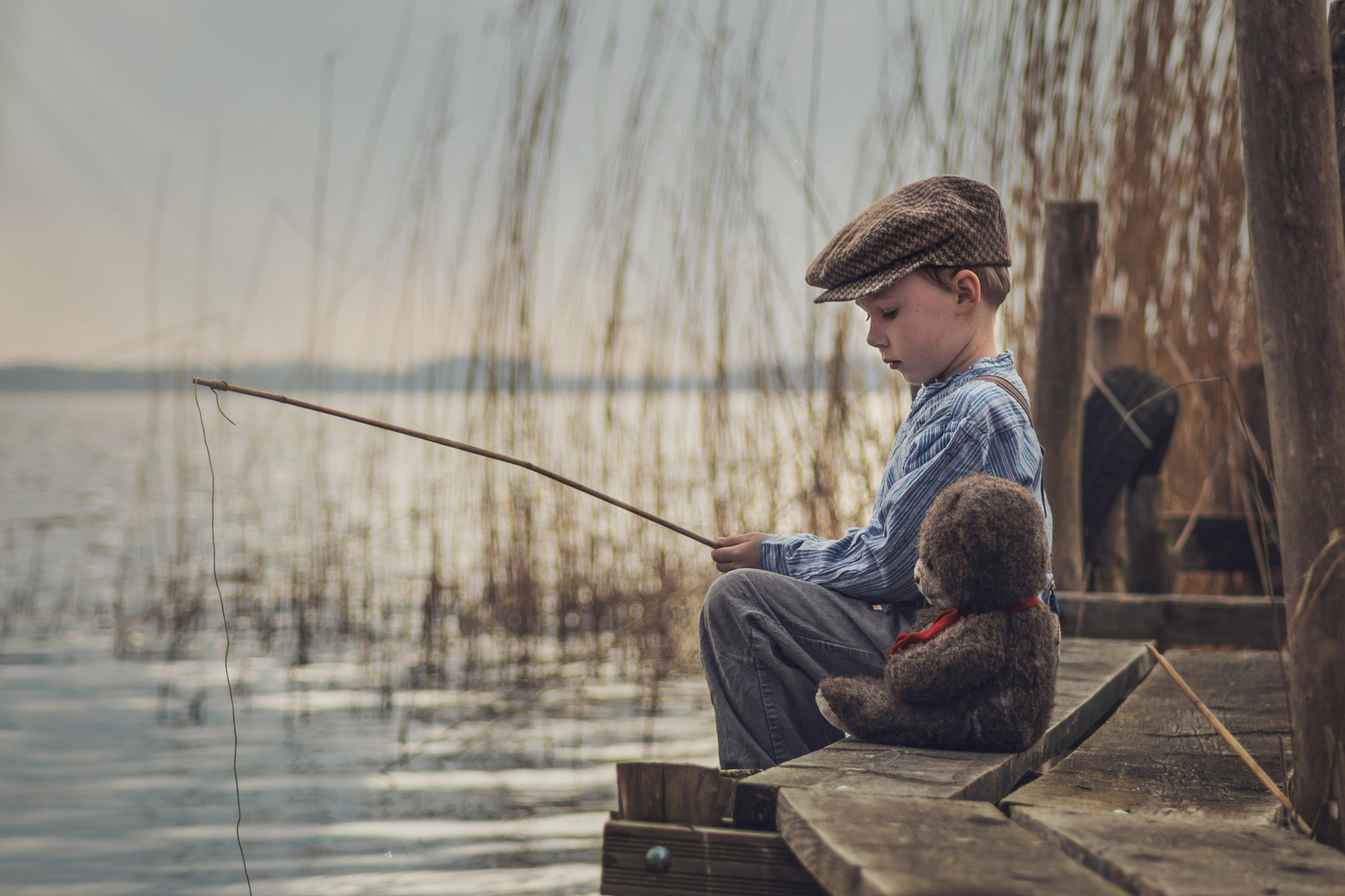 Мальчик ловил рыбу на реке. Мальчик с удочкой. Мальчик рыбачит. Маленький Рыбак. Рыбак для детей.