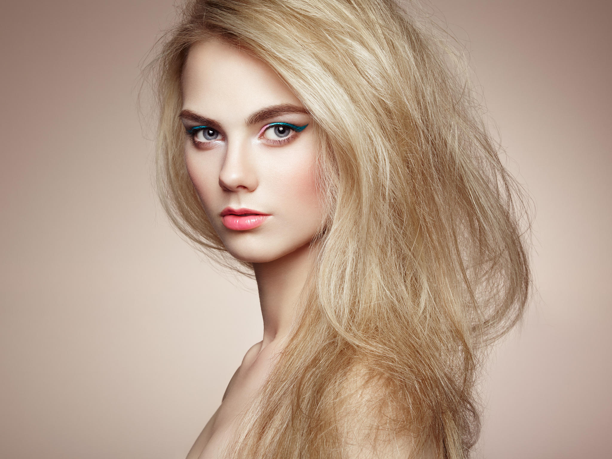 Fashion portrait of elegant woman with magnificent hair