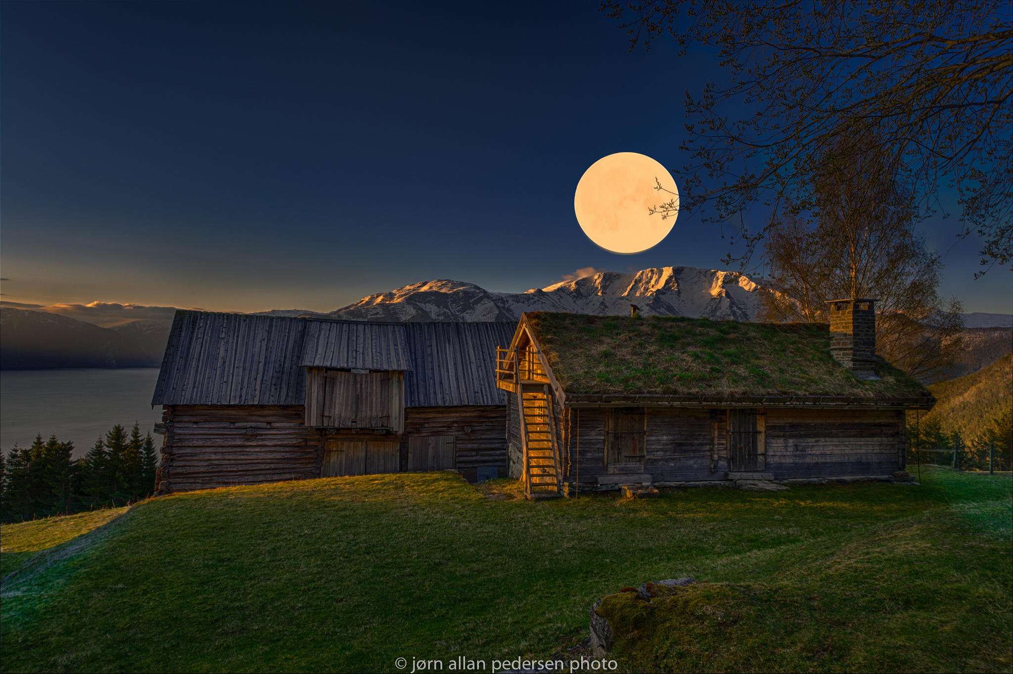 Дом на луне картинки. Ночь в деревне. Луна в деревне. Лунная ночь в деревне. Домик на Холме.