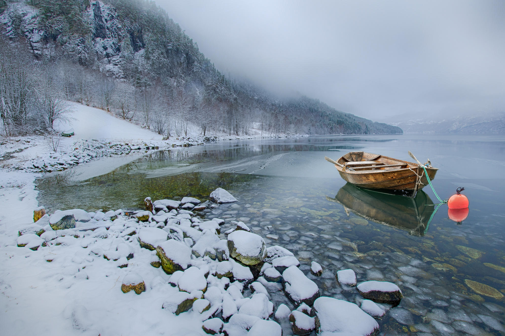 Зима на берегу озера. Озеро Рица зимой. Лодка на реке. Лодка на Горном озере.