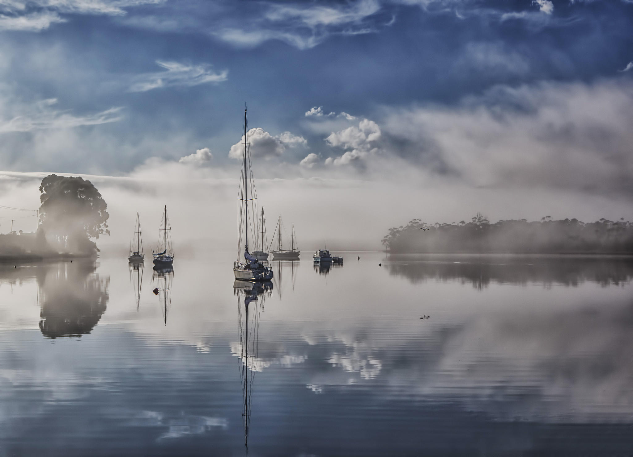 Штиль туман. Озеро в тумане. Корабль в тумане. Лодка в тумане. Туман на реке.