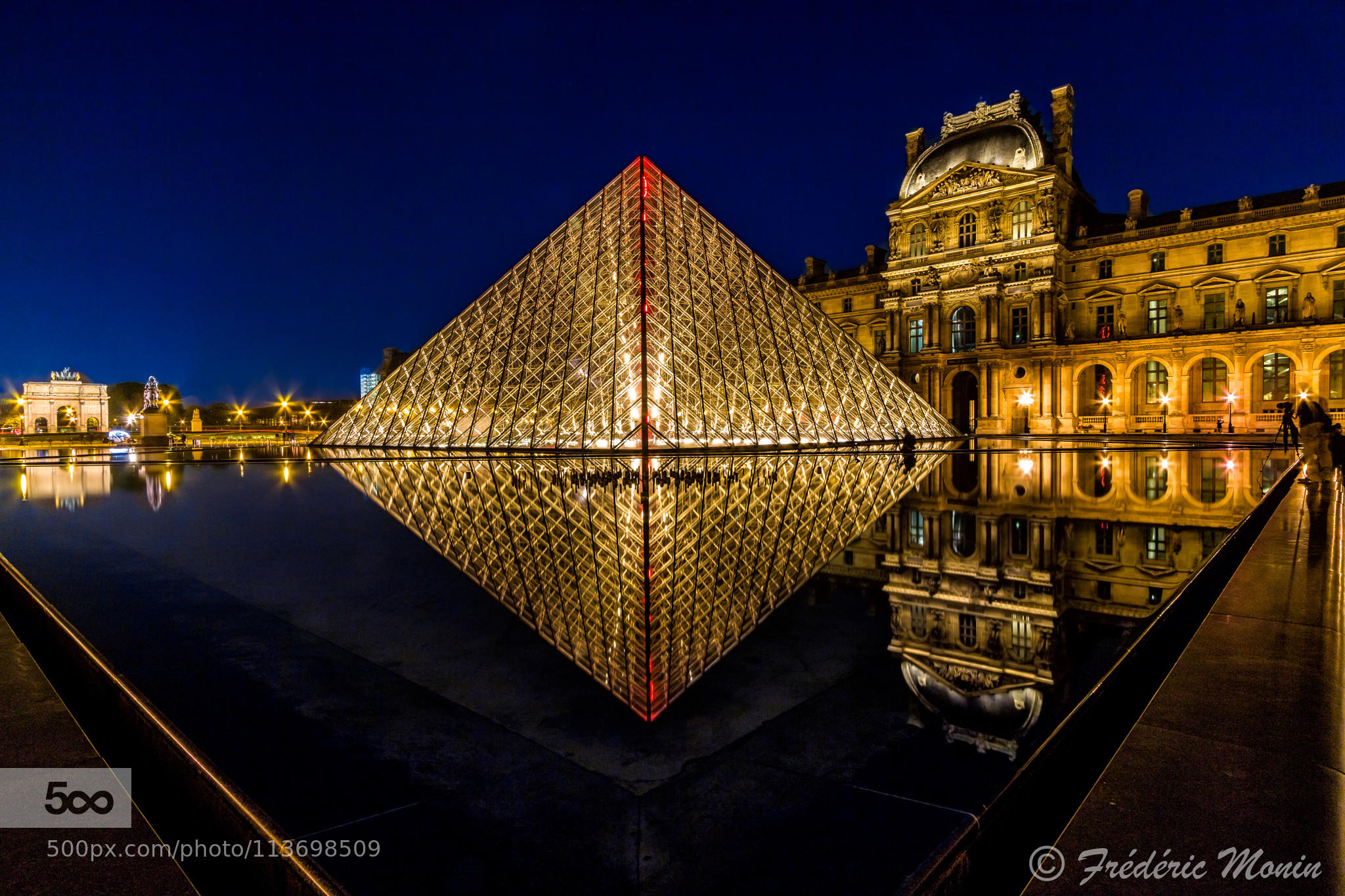 Le Louvre by night