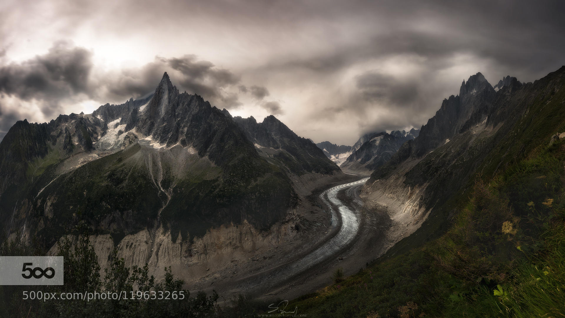 Dark mountains. Саймон Роппель пейзажи. Туманный лес Анды горы. Страшные горы. Мрачные горы.