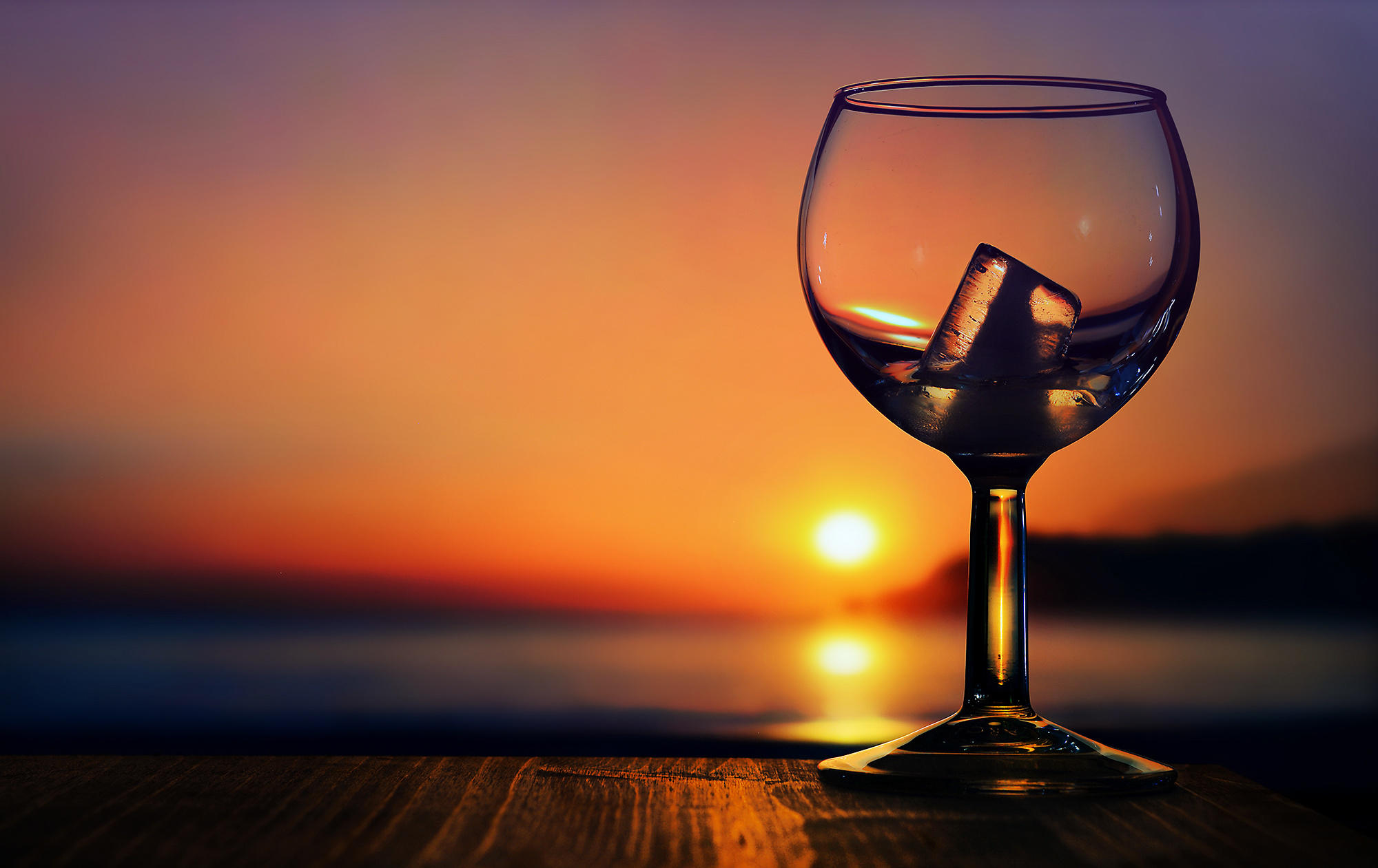 Ночь пустом стакане. Бокал. Бокал на фоне моря. Вино и море. Закат в бокале.
