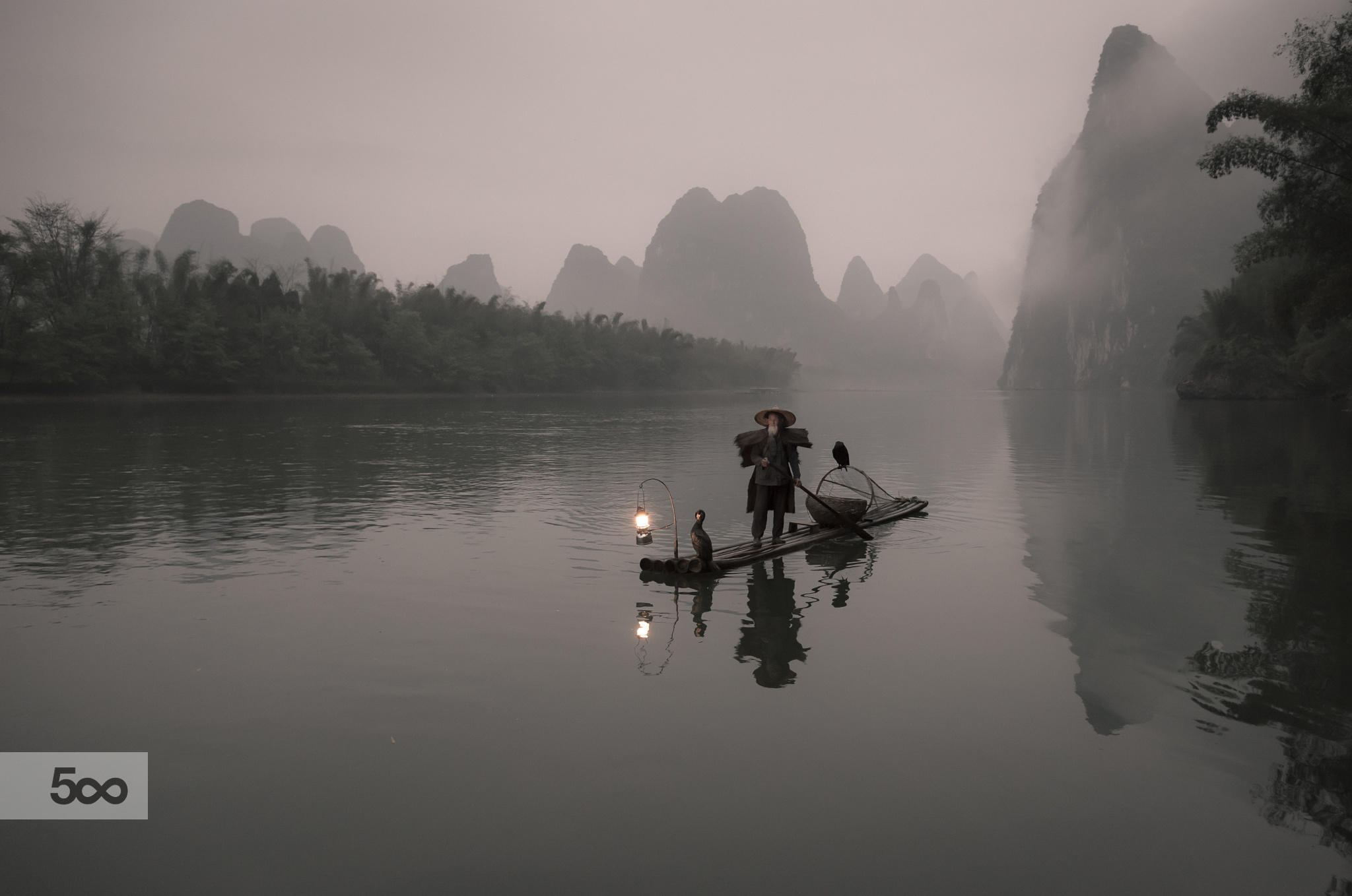 Река ли рыбалка на реке. Рыбак Китай. Китайский Рыбак в лодке арт. Рыбак в тумане на лодке Япония. Рыбки в тумане.