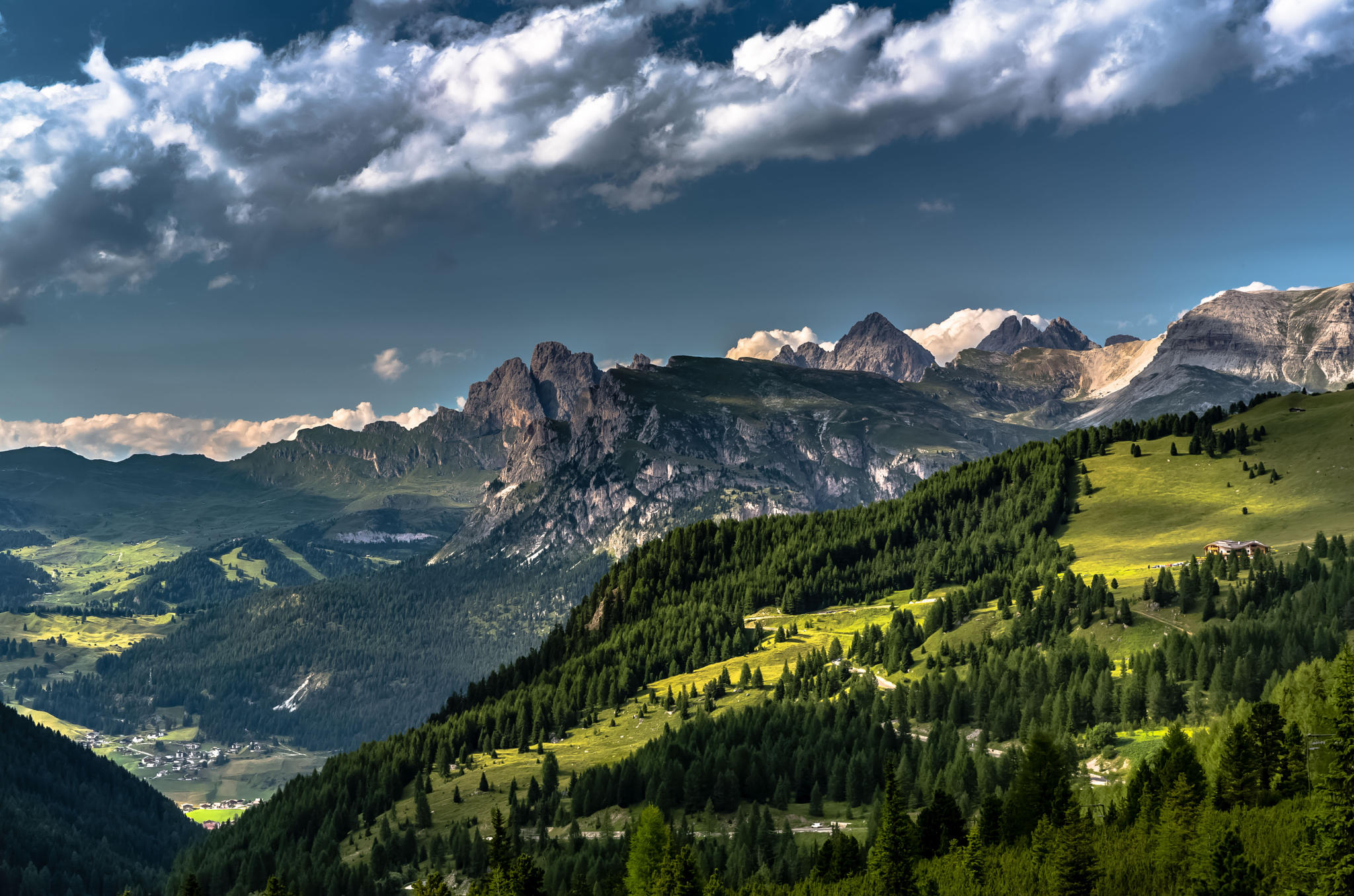 Other mountains. Доломитовые Альпы Италия. Горы лес Альпы. Доломитовые Альпы лето. Доломитовые Альпы 4к.