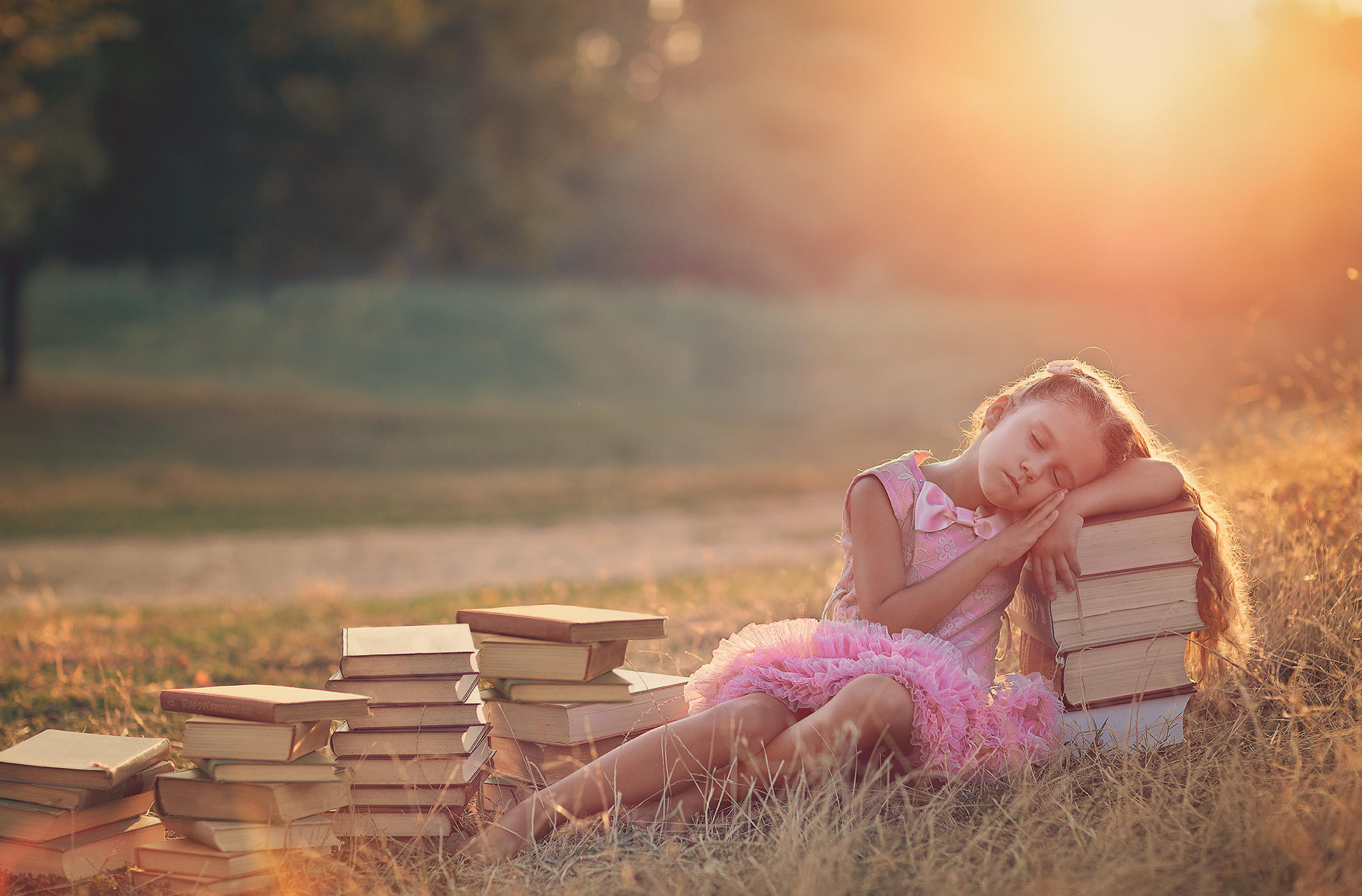 Музыка книга девочек. Лето с книгой. Девушка с книжкой. Девушка с книгой на природе. Фотосессия с книгой на природе.