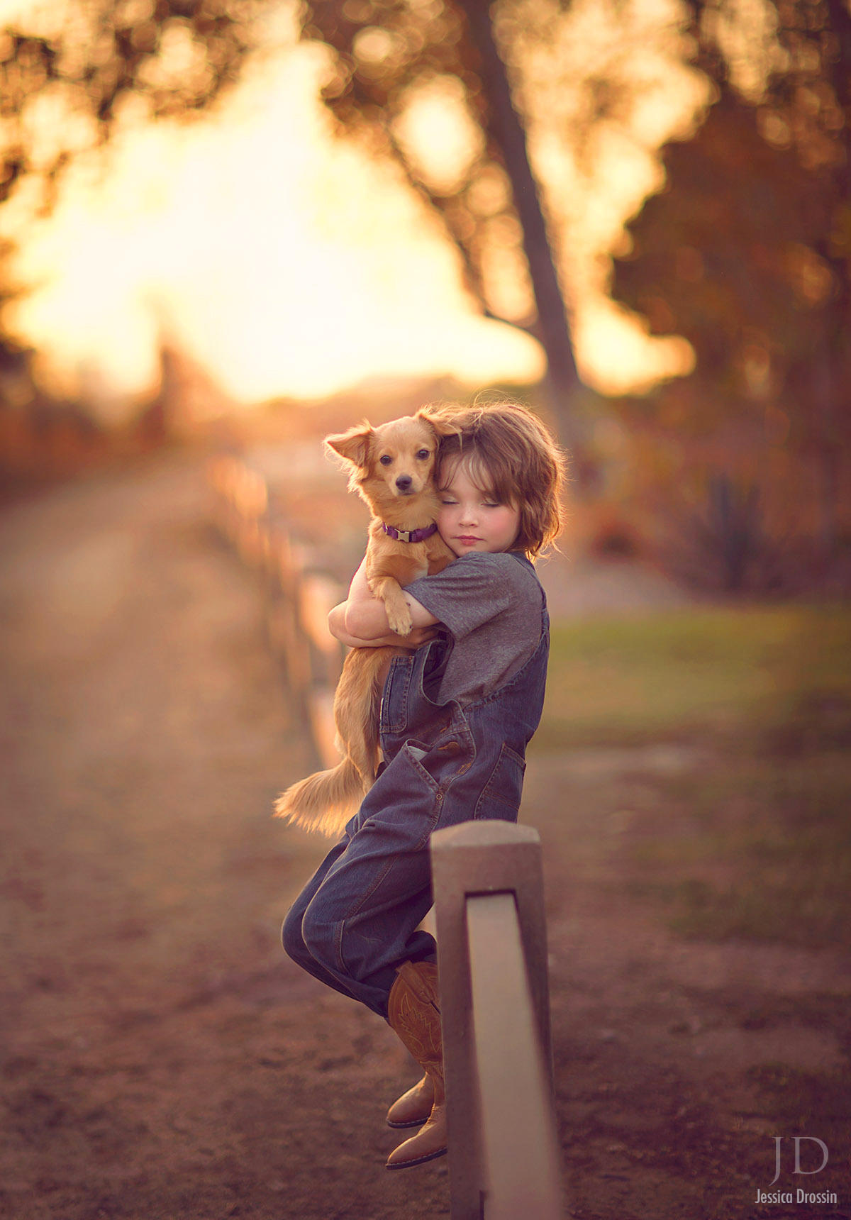 Мальчик держит собаку. Jessica Drossin. Собака для детей. Мальчик. Мальчик с собакой.