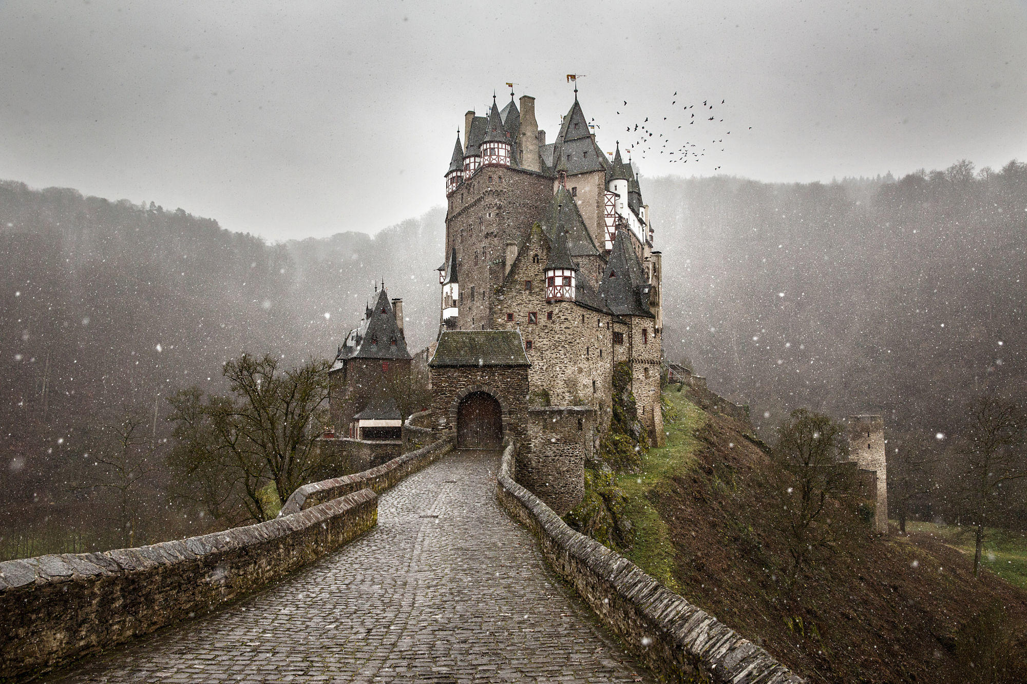 Старинный замок веков был. Замок Эльц Германия зимой. Замок Эльц Эстетика. Замок Эльц Рейнланд-Пфальц Германия. Эльц Готический замок.