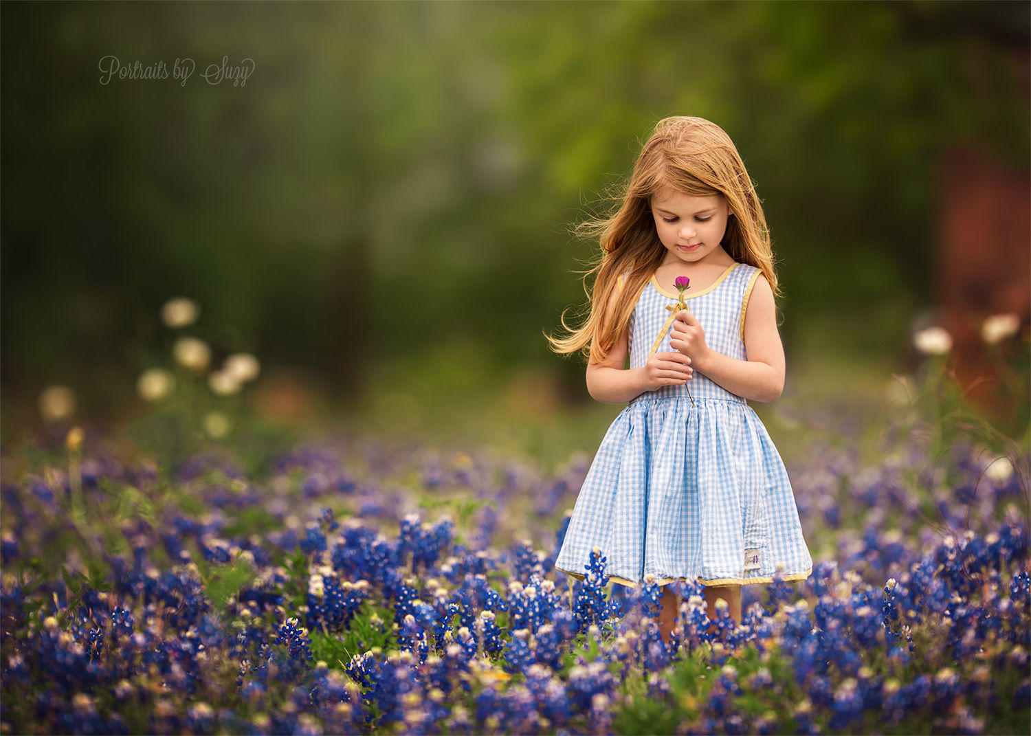 Девочка среди. Suzy Mead фотограф. Девочка стоит. Девочки стоящие. Стоящая девочка.