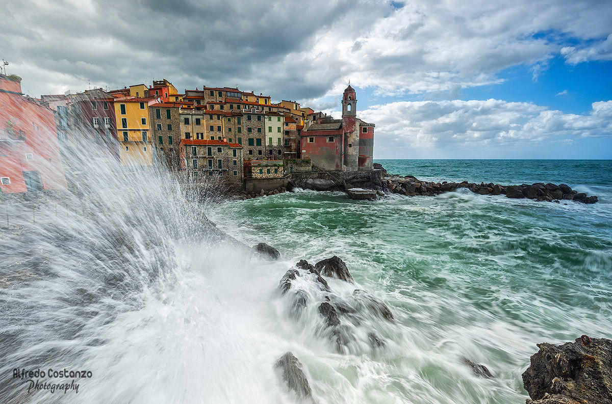 Breaking waves on the shore