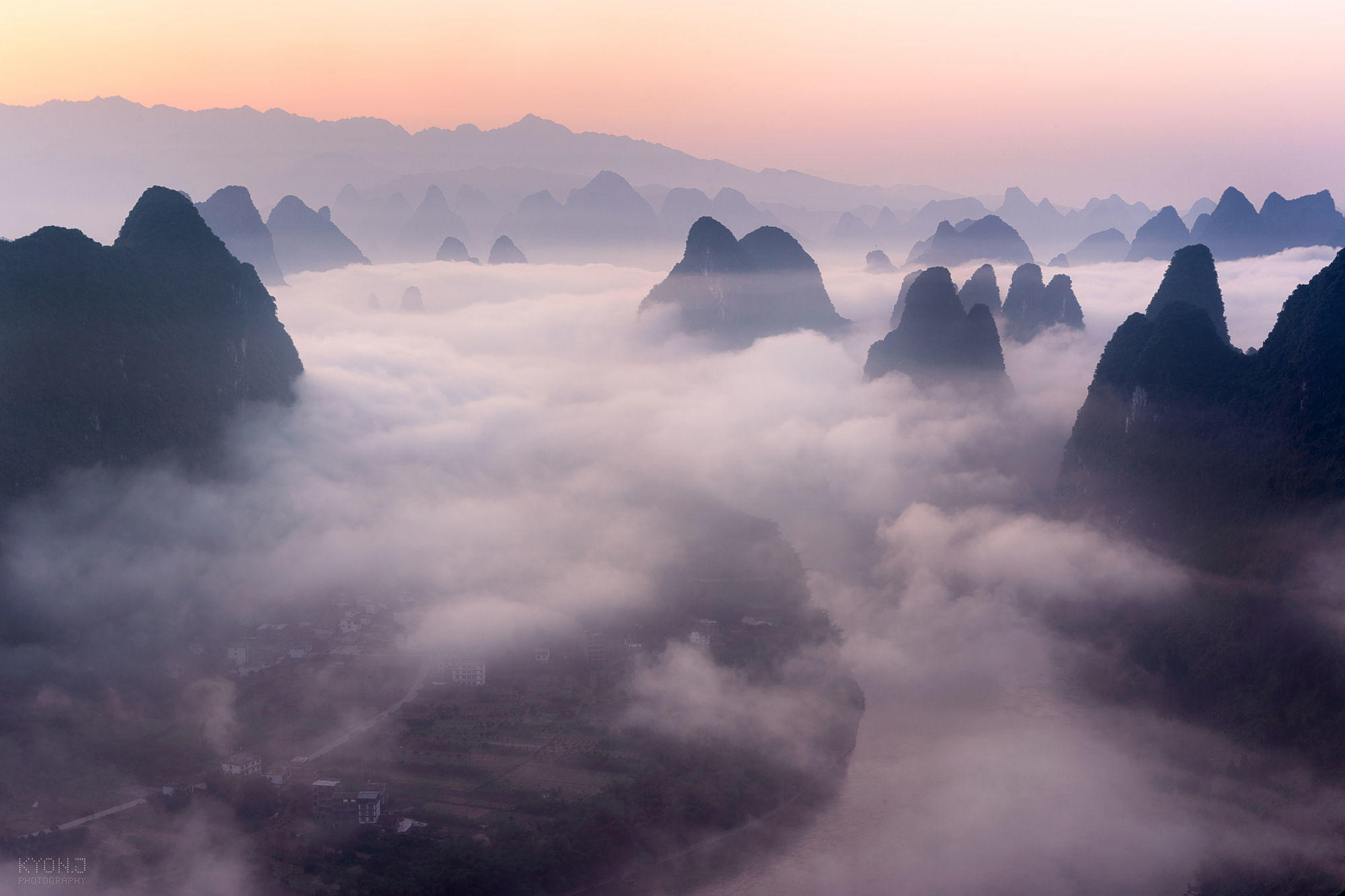 Fog mountains. Горы Гуйлинь в тумане. Горы Хуаншань, Китай. Гуйлинь Китай в тумане. Туманные горы.