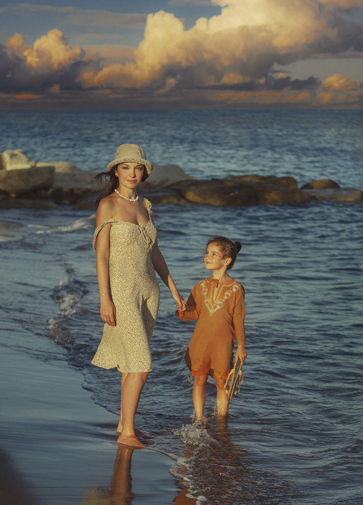 girls and the sea