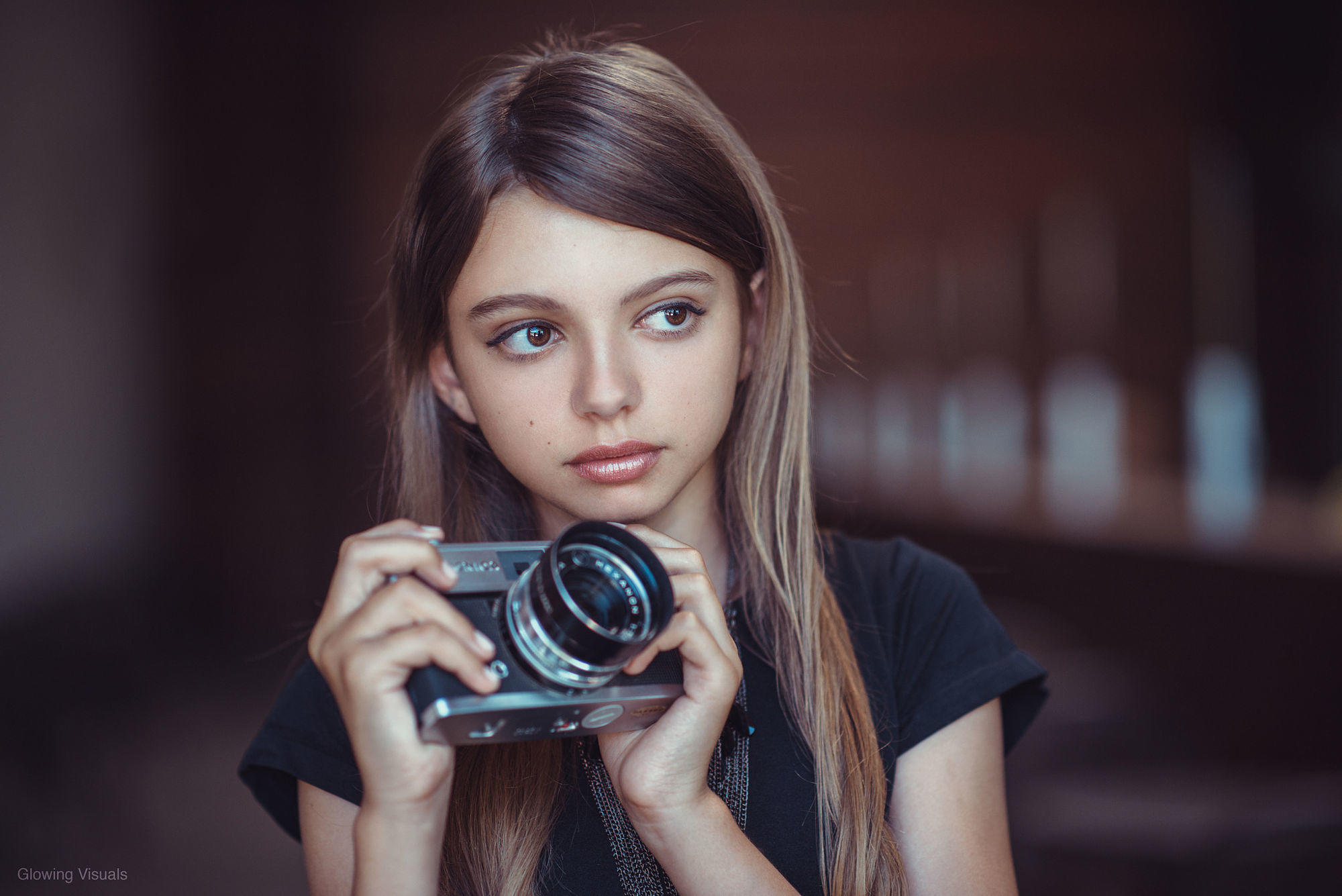 Юная девушка на камеру