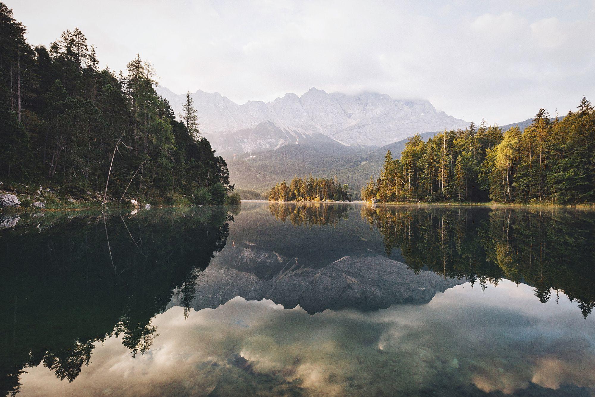 Golden mornings at lake Eibsee.