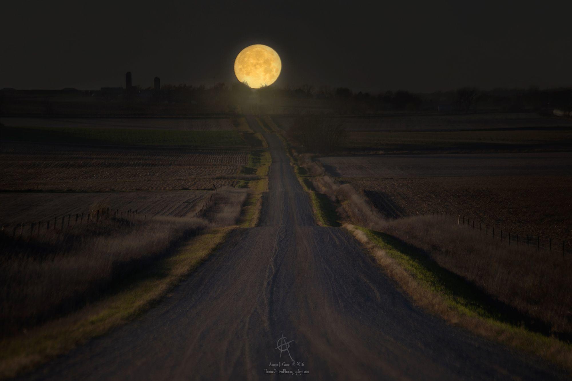 Вдали светит луна. Дорога к Луне. Лунная дорога. Ночь Луна дорога. Луна освещает дорогу.