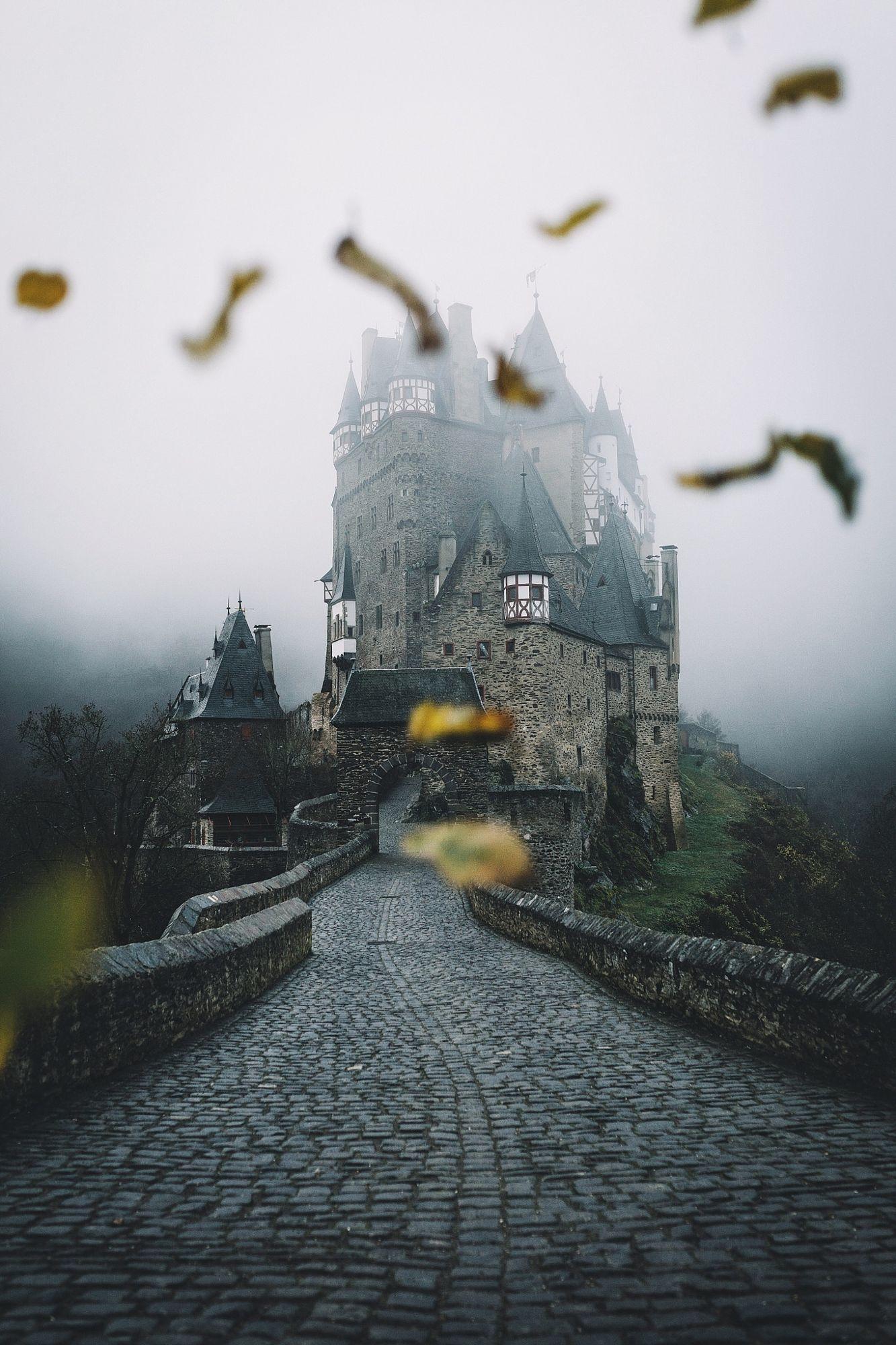 Last signs of autumn at castle Eltz.